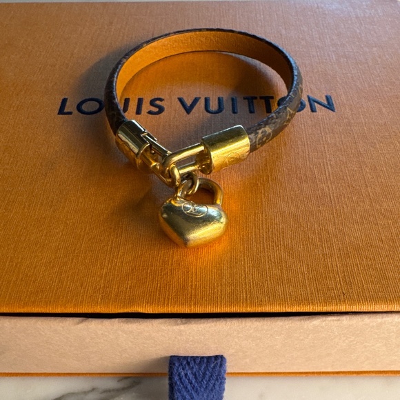 Louis Vuitton - Crazy in Lock Heart Bracelet - Picture 4 of 12